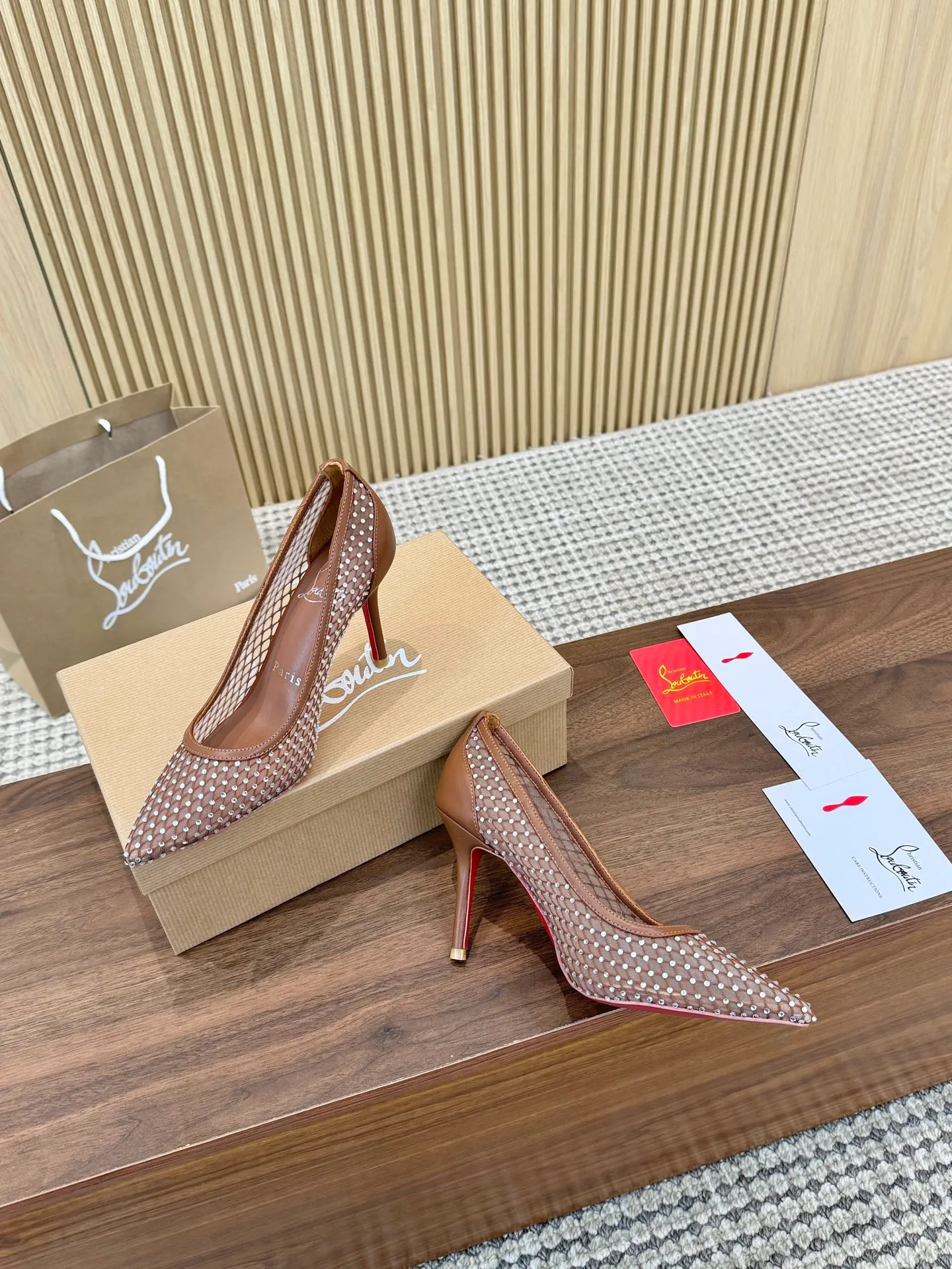 👟👟Ex-factory price 440👟👟 Genuine leather sole +40 Year-round shipment💝Christian Louboutin CL👠 Classic "💎Cow Patent Leather💎Series" noble and luxurious, real blingbling✨ Real materials, all customized by the pattern maker, and the materials are made of original customized materials, achieving the taste of the original 6 color options💍 Upper: imported 👉cow patent leather💪 lining: sheepskin foot pad/lining code number: 34-40.41.42 heel height: two options: 10.5cm and 8.5cm